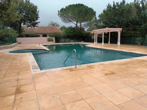 Forcalqueiret Casa | Petite Maison de 40m2 très bien équipée avec jardin privatif, Wifi, Piscine commune à la résidence ouverte du 1er mai au 30 septembre de 09h à 21h