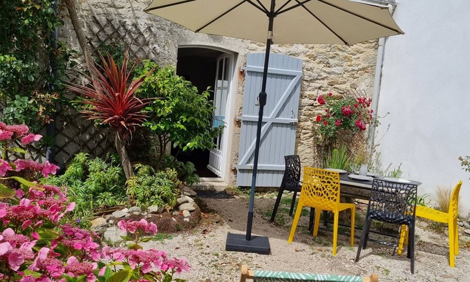 Treffiagat Casa | Petite Maison de Pêcheur à 10 m de la Plage, Avec Jardin Clos