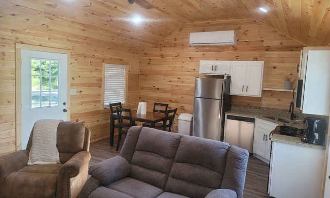 Genoa Cabina | Petite Piney Paradise in Texarkana, AR. New Cabin, Secluded, Cozy and Relaxing