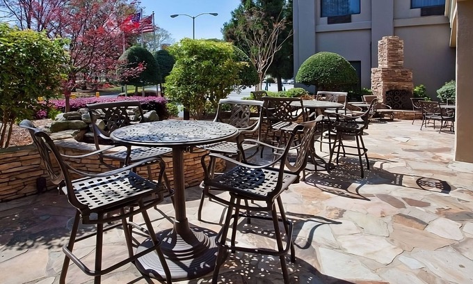 Eagan Park Hotel | Pets are Allowed HERE! Outdoor Pool, Minutes From Delta Flight Museum