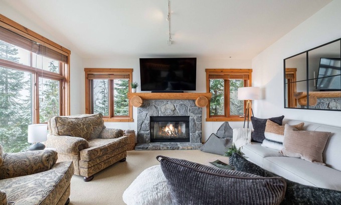 Whistler Creekside Condominio | Pets | BBQ | Sundeck | Private garage | Ski-in/out