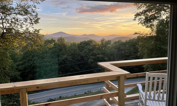 Boone Casa | Pets + King Beds + Arcade + App State + Foosball + Fire Pit