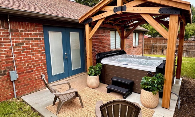 South Arlington Casa | Pets OK, NEW Hot Tub, Arcade, 65” TV, 300mb+ WIFI, Long Term Stays Available