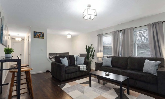 Lee's Summit Casa | Pets Welcome Close to DT Lees Summit, Walk to Shops|5 King Beds|Mins to Stadiums