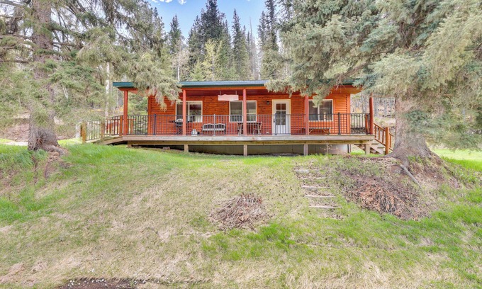 Deadwood Cabina | Pets Welcome: Cozy Cabin w/ Deck in Deadwood!