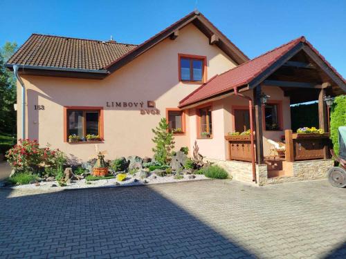 Vrbov Casa | Pezión Limbový Dvor