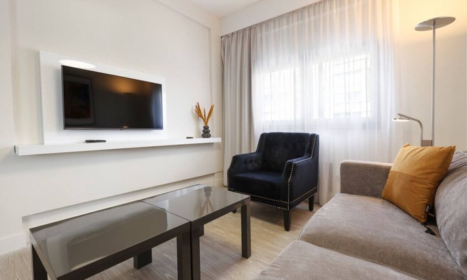 City Centre Apartamento | Phaedrus Living: Mini Art House Matisse