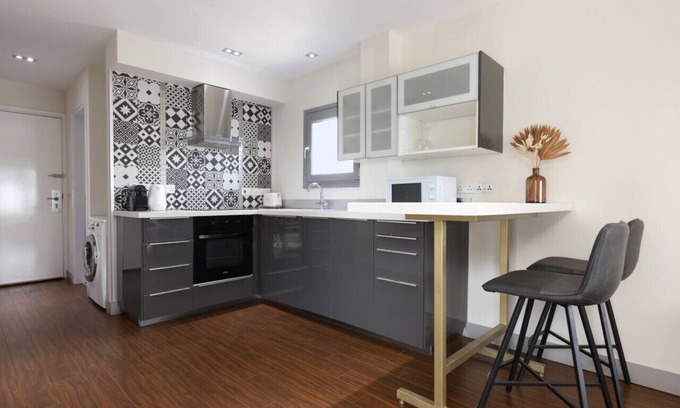 City Centre Apartamento | Phaedrus Living: Mini Art House Monet