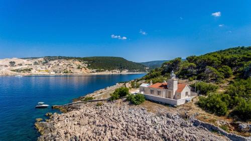 Cove Basina (Jelsa) Apartamento | Phenomenal Pucisca Villa Lighthouse St Nicholas 2 Bedrooms Floor Heating & Private Jacuzzi