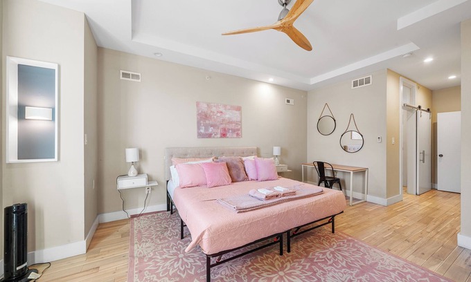 South Philadelphia Casa | Philly skyline with rooftop jacuzzi