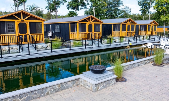 North Sebago Cabina | PHOEBE - RESORT WITH 12 PROPERTIES. NATURAL POND FOR SWIMMING. CAFE ON SITE.
