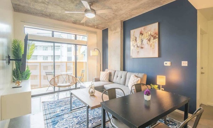 Evans Churchill Apartamento | Roosevelt Row Luxury 2BD Pool Gym Parking W/D