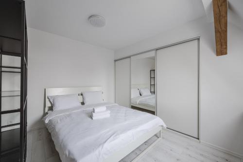 Poznan City Center Apartamento | Piaskowa Sunny Roof Studio by BookingHost