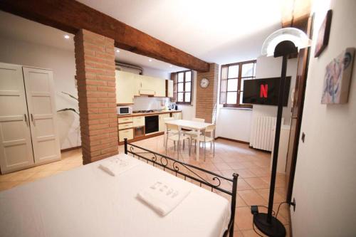 Parma City Centre Apartamento | [Piazza Garibaldi] free Wi-fi and Netflix