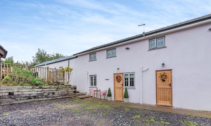 Llanybri Cabaña | Picked for its superb standard and close the coastal village of Llansteffan.