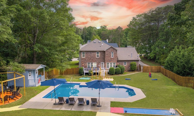 High Point Casa | Pickleball, Basketball, Movie Theater, King Beds