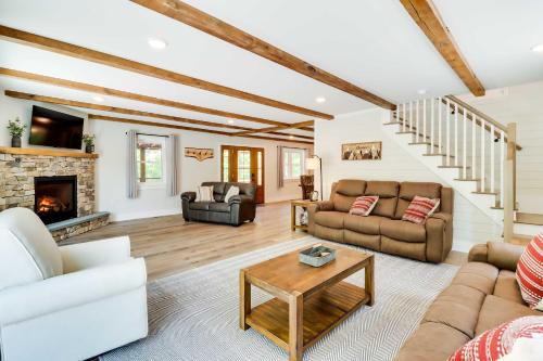 Potts Grove Casa | Pickleball Court and Fire Pit Milton Cabin!