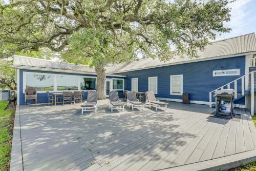 Schulenburg Casa | Pickleball Court and Pool Schulenburg Farmhouse