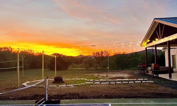 Concan Casa | Pickleball Court! New 2025 Luxury Beauty, Mtn. Views, Only 2 minutes to Frio!