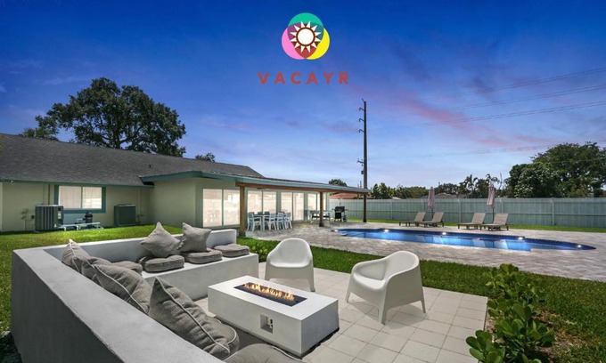 West Palm Beach Casa | Pickleball Court Heated Pool Fire-Pit (West Palm Beach) - 8 min to beach