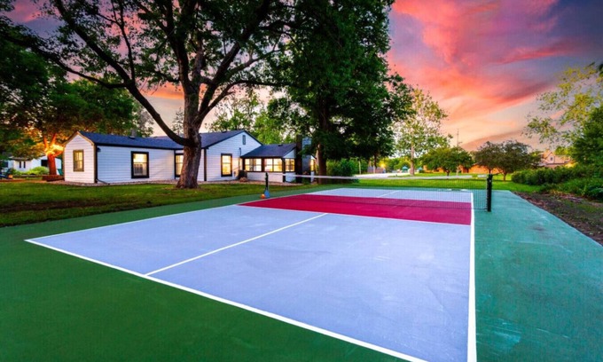 West Des Moines Casa | Pickleball/Foosball/Arcade/Fire Pit/Patio