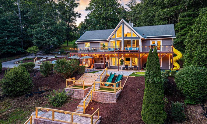 Skyland Casa | Pickleball | Movies| Games | Fall getaway!