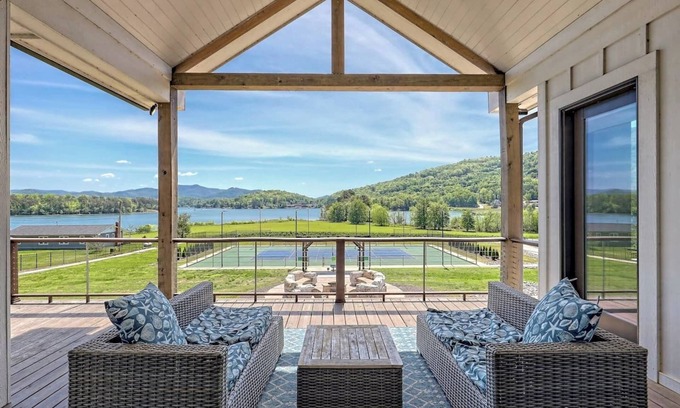 Young Harris Casa | Pickleball Paradise Resort - by Chatuge Home Concierge Tennis/pickleball court, hot tub, firepit, Basketball , ping pong