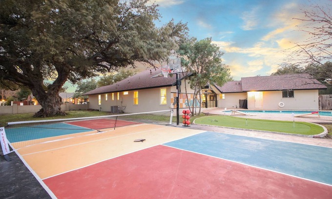 Castle Hills Casa | Sleeps 16 Private Pool Sport Court Hot Tub Arcade