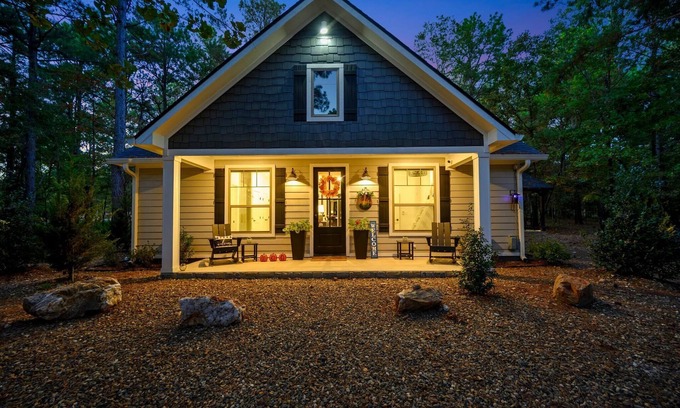 Broken Bow Casa | Pickleball, Pool, Splash Fountain ,Clubhouse , Walking Trails , Basketball
