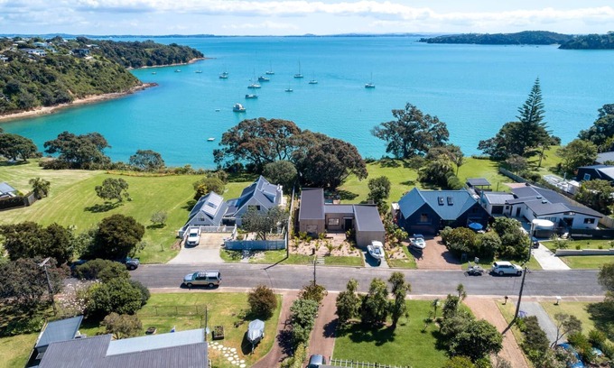 Surfdale Casa | PICNIC BAY POOL HOUSE - Coast & Country