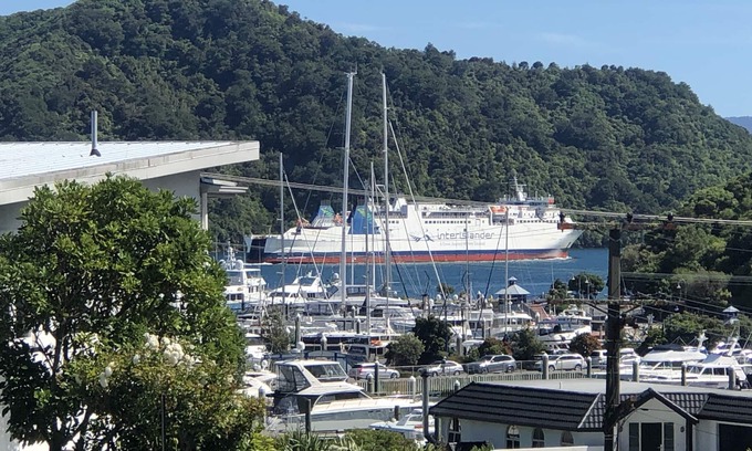 Picton Casa | Picton~marina views large 2 storey 5 bedroom short stroll to town and foreshore