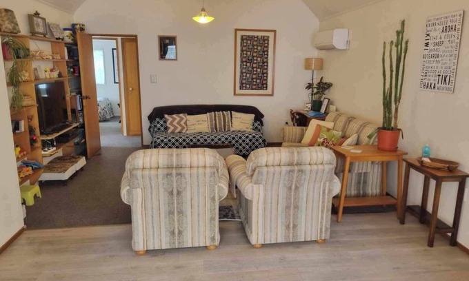 Picton Casa | Pictons Home away from Home: 10 minute walk to the township or ferry terminals.