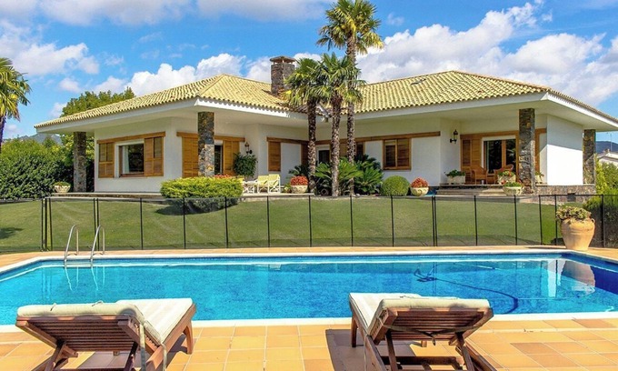 Les Planes d'Hostoles Villa | Pintoresca villa con piscina en la Costa Brava