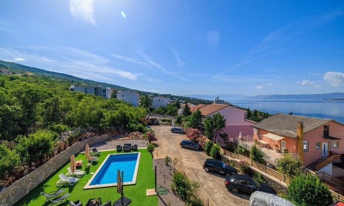 Dramalj Apartamento | Pintoresco piso a 350 metros de la playa con vistas panorámicas al mar, piscina, ducha exterior