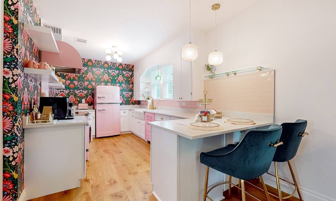 Georgetown Cabaña | Picturesque, renovated 1920s cottage blocks from historic district & Blue Hole