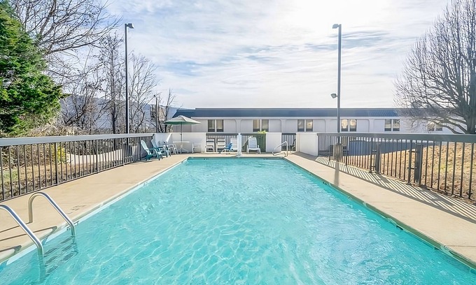 Lookout Valley Neighborhood Association Hotel | Picturesque View! w/ Free Parking & Outdoor Pool, Near Creative Discovery Museum