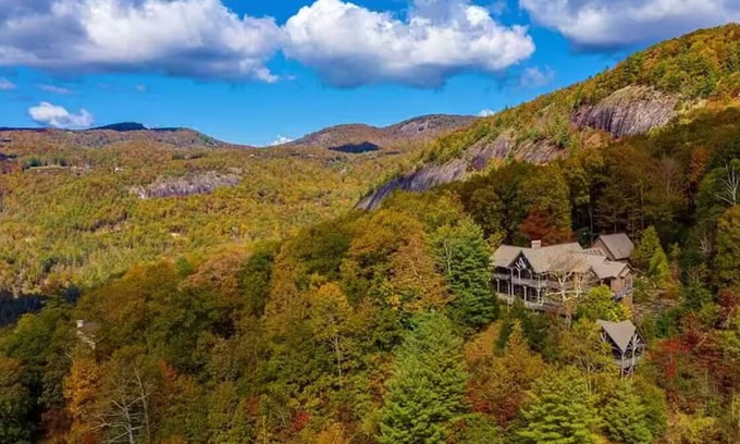Sapphire Casa | Picturesque views of Sapphire and Lonesome Valley