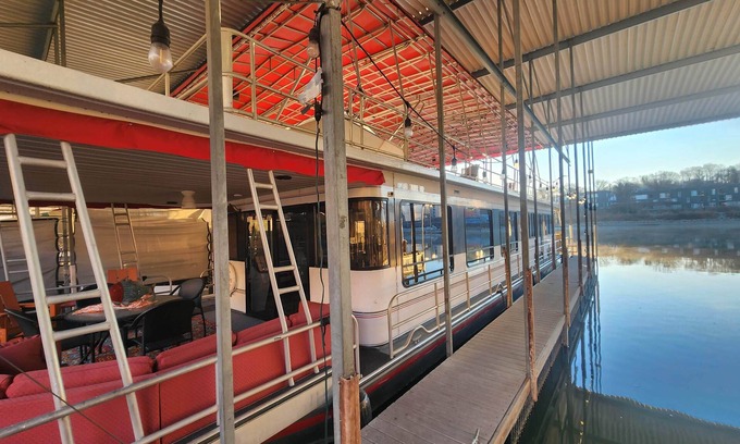 Downtown Knoxville Alquiler De Eote | Pier D Lite 4 bdrm Houseboat on River Downtown Knoxville - walk to Univ. of TN