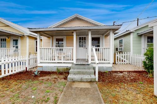 Kure Beach Casa | Pier View Cottage Unit 2