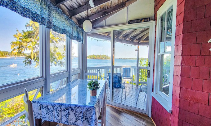 Southport Cabina | Piffi Biff: Watch Whales & Lobster Boats from This Classic Oceanfront Gem!