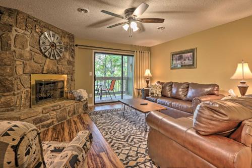 Pigeon Forge Apartamento | Pigeon Forge Condo with Balcony 5 Mi to Attractions