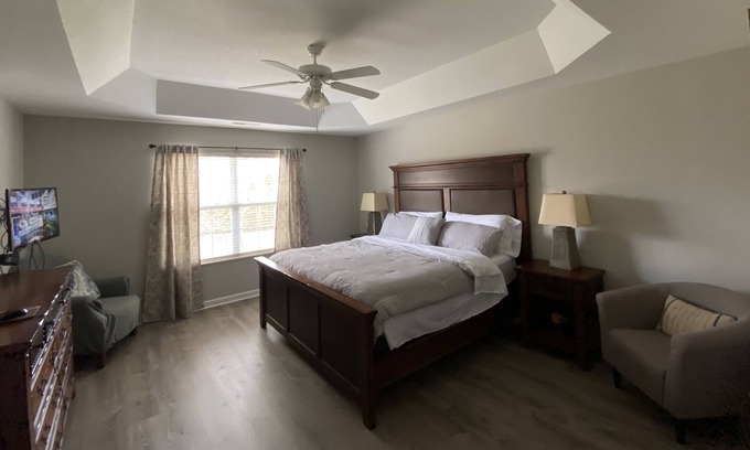 Pigeon Forge Cabaña | Pigeon Forge Cottage Sleeps up to 6, 1 Level-2 Car Garage-WIFI, Pool
