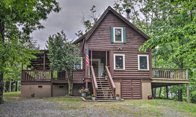 Gatlinburg - Pigeon Forge Cabina | Pigeon Forge -Screened Porch-Weber Gas Grill- Covered Porch-Hot Tub-Pet Friendly