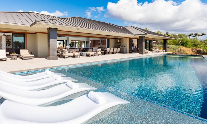 Kamuela Casa | ❤️PiH❤️ Hawaiian Elegance ★ Short walk to best beaches ★ Heated Lap Pool & Spa