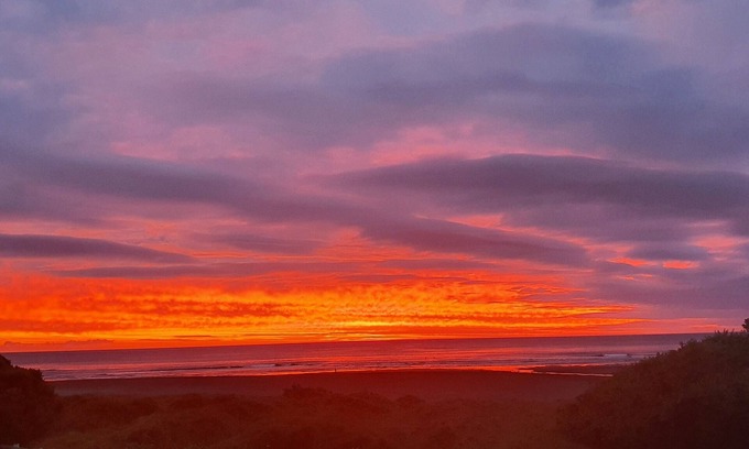 Piha Casa | Piha Beachfront Sunset and Surf Watch!