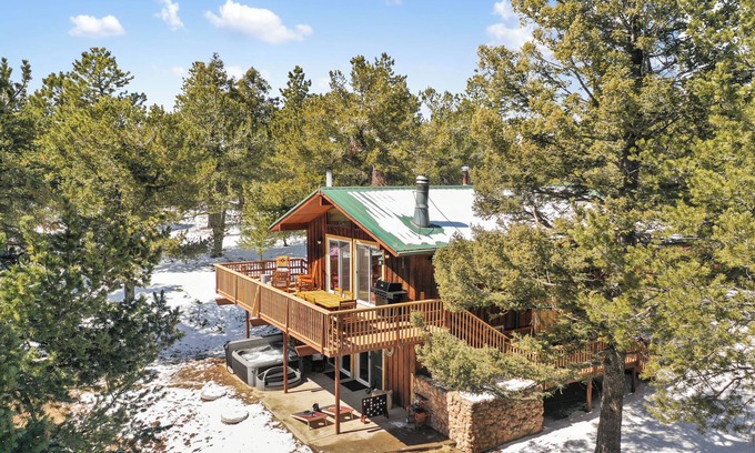 Woodland Park Cabina | Pikes Peak Panorama - 2 acres- Fire Pit - Hot Tub - Starlink
