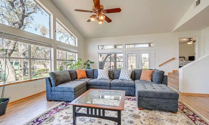 Dripping Springs Casa | ‘Pin Oak Farmhouse’ w/ Patio in Dripping Springs