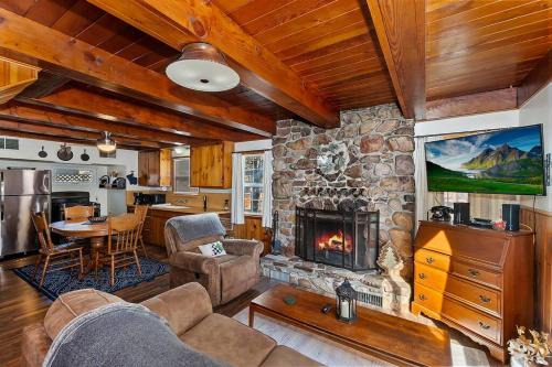 Peter Pan Casa | Pine Cone Mountain Retreat Cabin w/Hottub