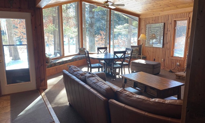 Lake Delton Casa | Pine Cottage en el lago Blass