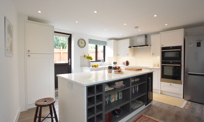 Melton Cabaña | PINE COTTAGE, pet friendly, with open fire in Woodbridge
